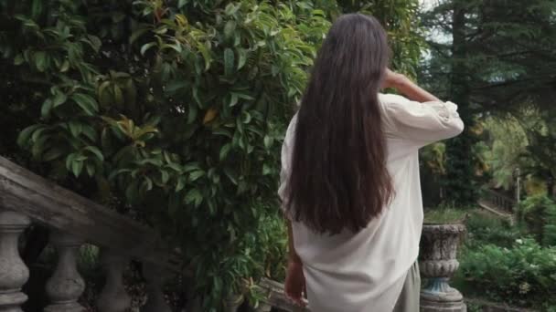 Portrait d'une femme qui descend les escaliers il ya une belle architecture — Video