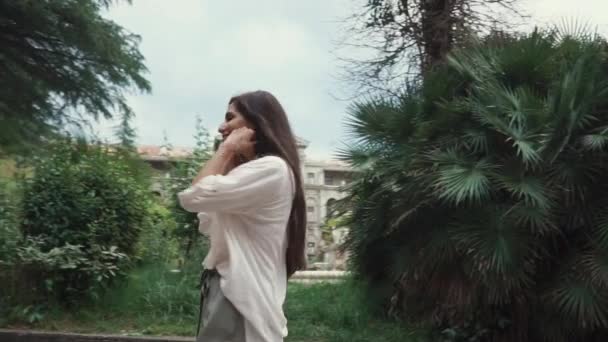 Femme heureuse posant en plein air en été . — Video