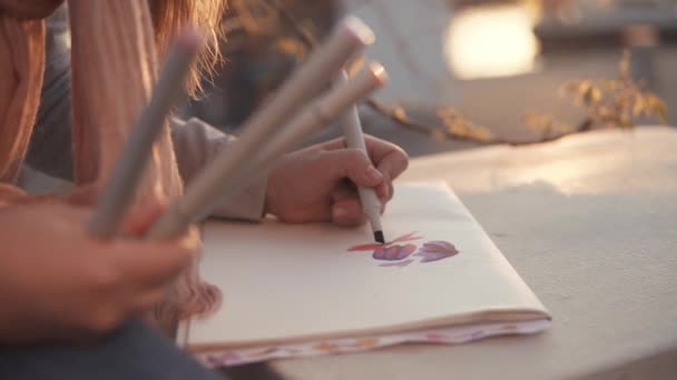 Lány a szabadban rajz park, kezet markerek és kép részlete