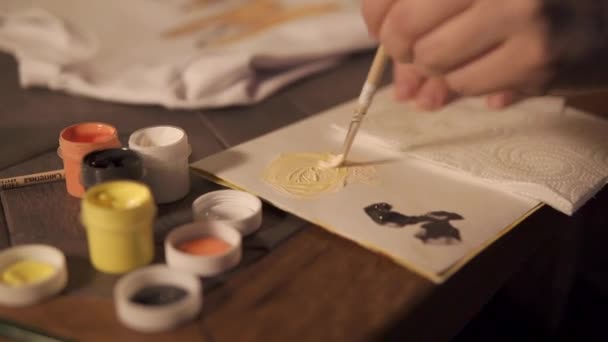 画家妇女在纸上添加黄色的颜色 并通过画笔搅拌 桌子上的手和工具的特写 — 图库视频影像