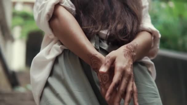 Frau berührt ihre Hände mit Mehendi-Mustern, steht im Freien, kippt nach oben — Stockvideo