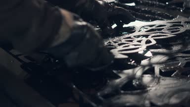 Çalışan bir atölye çalışmasında, oyma sac alarak yakın çekim