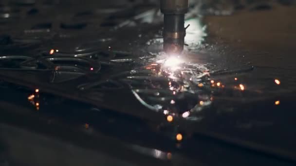 Laser puissant coupe le métal, étincelles volent dans les côtés, gros plan — Video