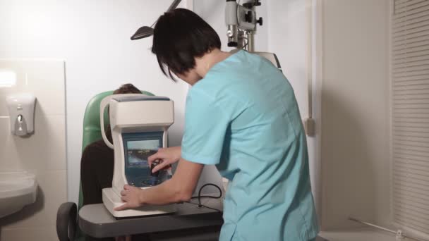 L'oftalmologo sta usando l'autorefrattometro per la visione diagnostica del paziente — Video Stock
