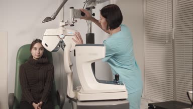 göz Doktor ayarlar veya ortor bir tahmini vizyonu için ayarlar