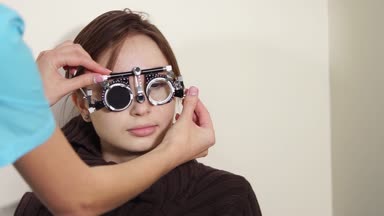 Göz doktoru hasta Başkanı bir optik deneme karede uyum sağlıyor.