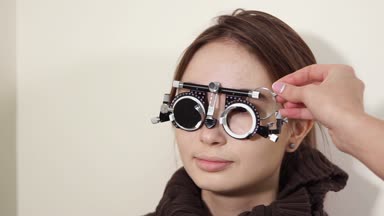 görme keskinliği visionimetry kullanarak belirler bir genç portresi
