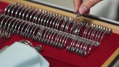 Kadın doktor test lensler bir kutuya yakın çekim el koyuyor. Vizyon Oftamolojik kliniğinde tanı