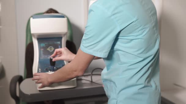 Жінка перевіряє зір в кабінеті офтальмолога — стокове відео