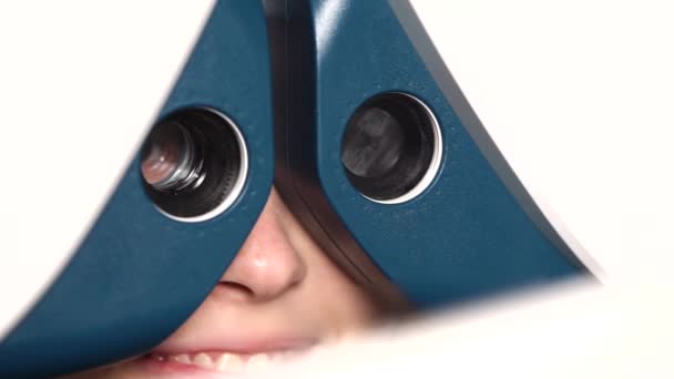 Measuring eyesight in hospital — Stock Video