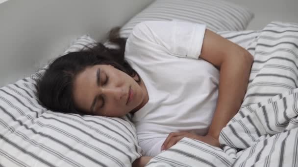 Joven mujer durmiendo en la cama. — Vídeos de Stock