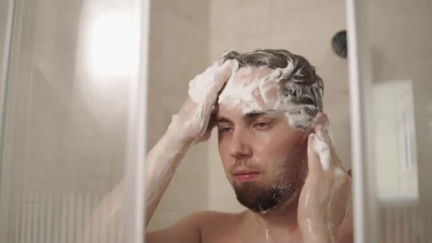 Hombre tomando ducha en la mañana . — Vídeos de Stock