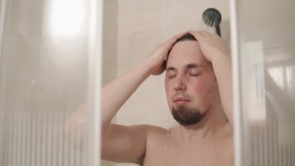 Man preparing for the day in shower. — Stockvideo