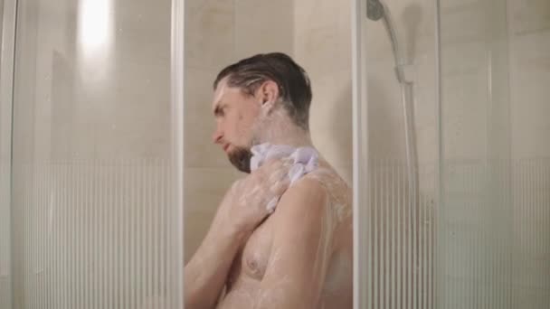 Man standing under water in shower. — Stockvideo