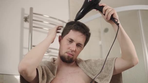 Hombre guapo preparándose en el baño . — Vídeo de stock