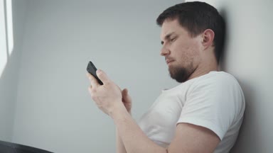 adam smartphone ile rahatlatıcı.
