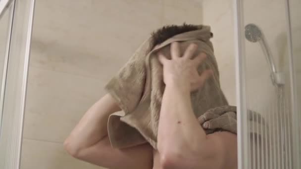Homem limpo no chuveiro . — Vídeo de Stock