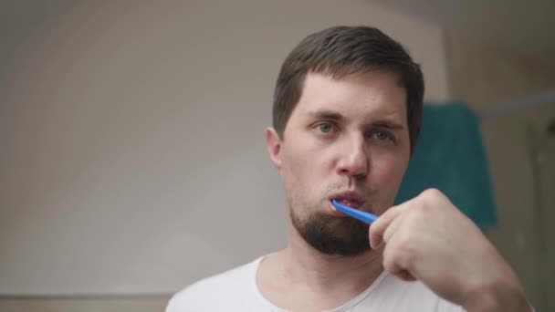Dospělý muž, čištění zubů. — Stock video