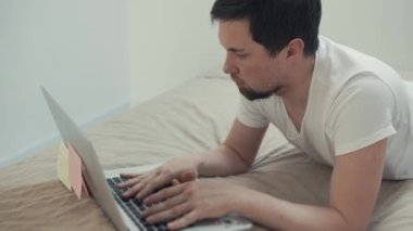 Sosyal ağ chat yapan adam.