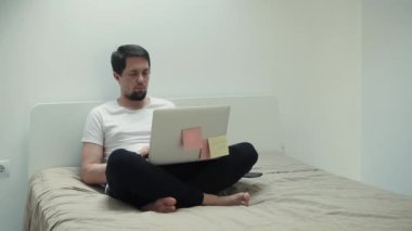 Adam internet yem ile kaydırma.