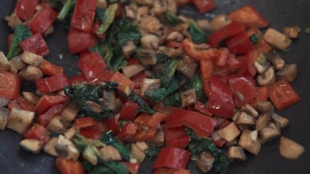 Смажені овочі в каструлі в приміщенні . — стокове відео