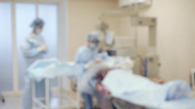 Doktorlar hastanın operasyonu, odak çerçevesinde yürütmek