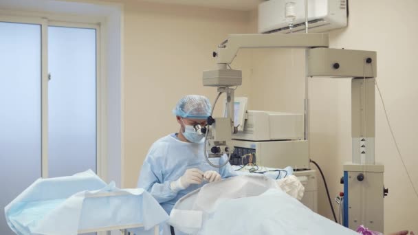 Μόνο χειρουργός κάθεται στο λειτουργικό δωμάτιο κοντά σε πίνακα με ασθενή — Αρχείο Βίντεο