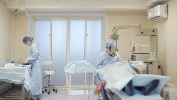 Сложная хирургическая операция в больнице — стоковое видео