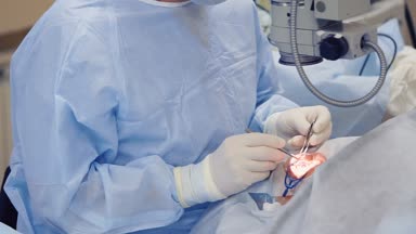 Göz doktoruna scleroplasty yordam gözünü gerçekleştiriyor