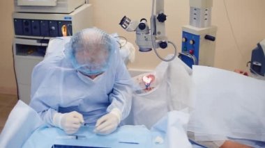 göz doktoru ilaçlar ameliyattan önce iğne inceliyor