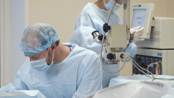 Лікар і медсестра готують кабінет до операції на око — стокове відео