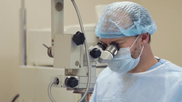 Профессиональный хирург во время операции — стоковое видео