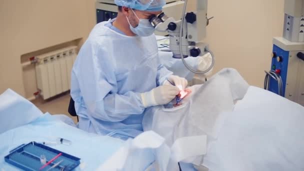 Хирургическая операция на глазах — стоковое видео