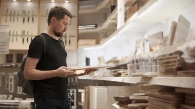 Casual adam yeni mutfak ürünler seçme.