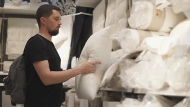 Yatağın içinde stok için yeni yastık.