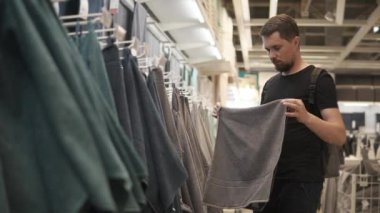 Duygu havlu bir dükkanda yumuşaklık, ticaret alanında kontrol adamdır