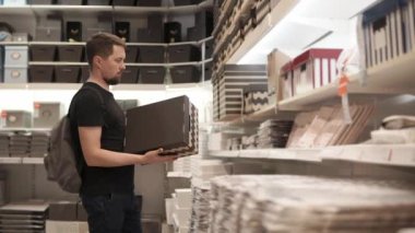 Aile adam ayakkabı kutusu satın alır..