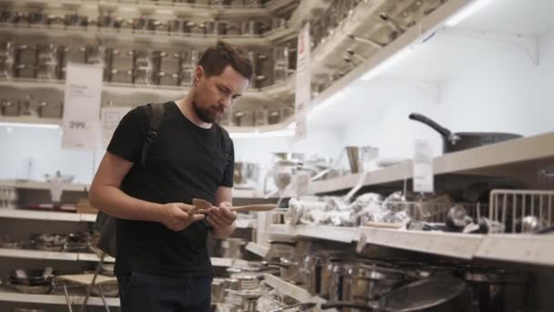 Hombre adulto buscando electrodomésticos . — Vídeos de Stock