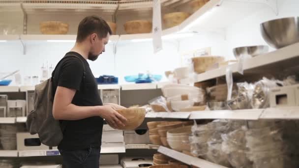 Hombre de familia comprando utensilios de cocina . — Vídeos de Stock