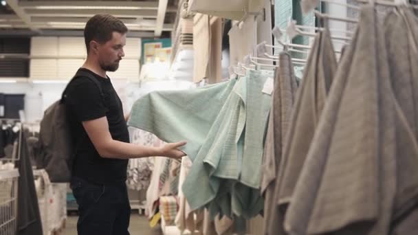 El comprador está revisando la toalla, examinándola y eligiendo para el baño — Vídeos de Stock