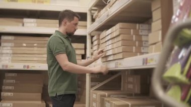 Alışveriş dükkanı binanın bir depoda gerekli iyi arıyor