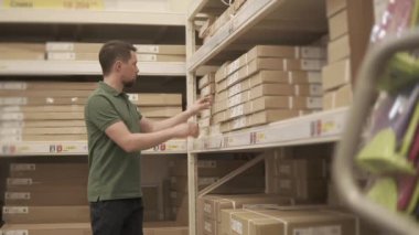 Bir mağazada yeni şeyler arıyorum.