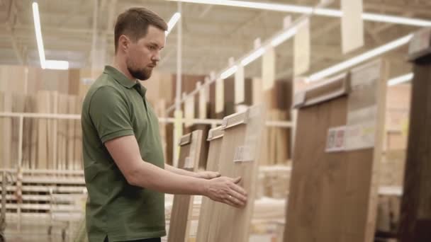 Man shopping in a building store. — Stock Video