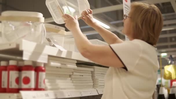 Mujer adulta compra artículos para el hogar . — Vídeo de stock