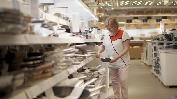 Mujer comprando artículos para el hogar . — Vídeos de Stock