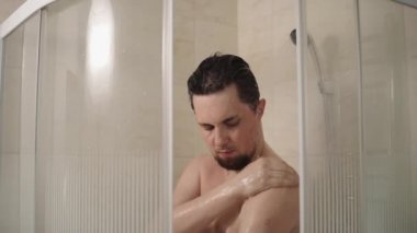 İnce adam cesedi sabunla bir duş lathering portre