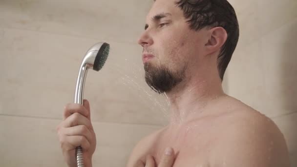 Fatigué homme adulte verse de l'eau de douche sur son corps nu, impatient — Video