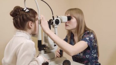 Slit lamba çocuğun kullanımı