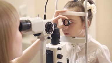 Biomicroscopy yöntemini kullanarak küçük kız ofis, teftiş kadın göz doktoru