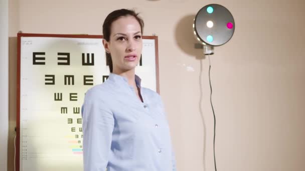 Ögonläkare berättar om förfarandet för att kontrollera synen i en vårdcentral — Stockvideo